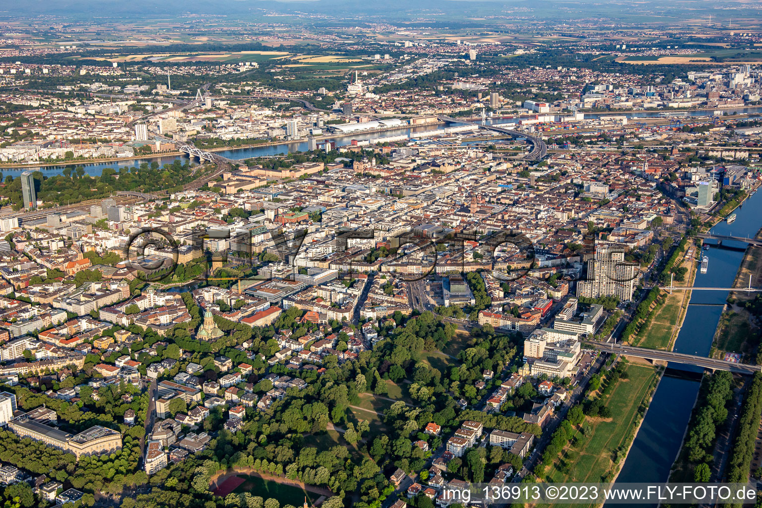 Vue aérienne de Ville de places située dans l'anneau en forme de fer à cheval entre le Rhin et le Nekar à le quartier Innenstadt in Mannheim dans le département Bade-Wurtemberg, Allemagne