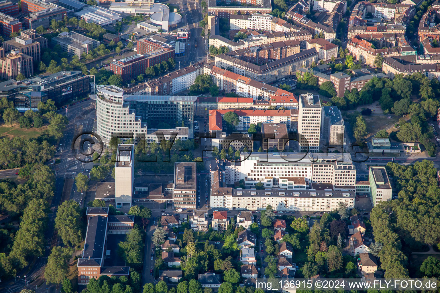 Vue aérienne de Mannheimer Versicherung AG et Fluor GmbH à le quartier Oststadt in Mannheim dans le département Bade-Wurtemberg, Allemagne