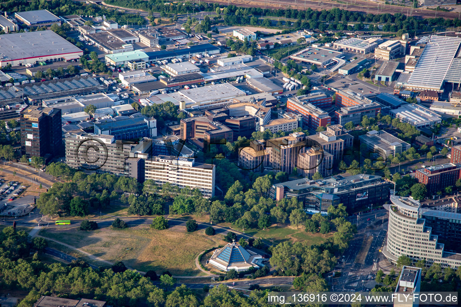 Vue aérienne de Planétarium et zone commerciale Fahrlach à le quartier Schwetzingerstadt in Mannheim dans le département Bade-Wurtemberg, Allemagne