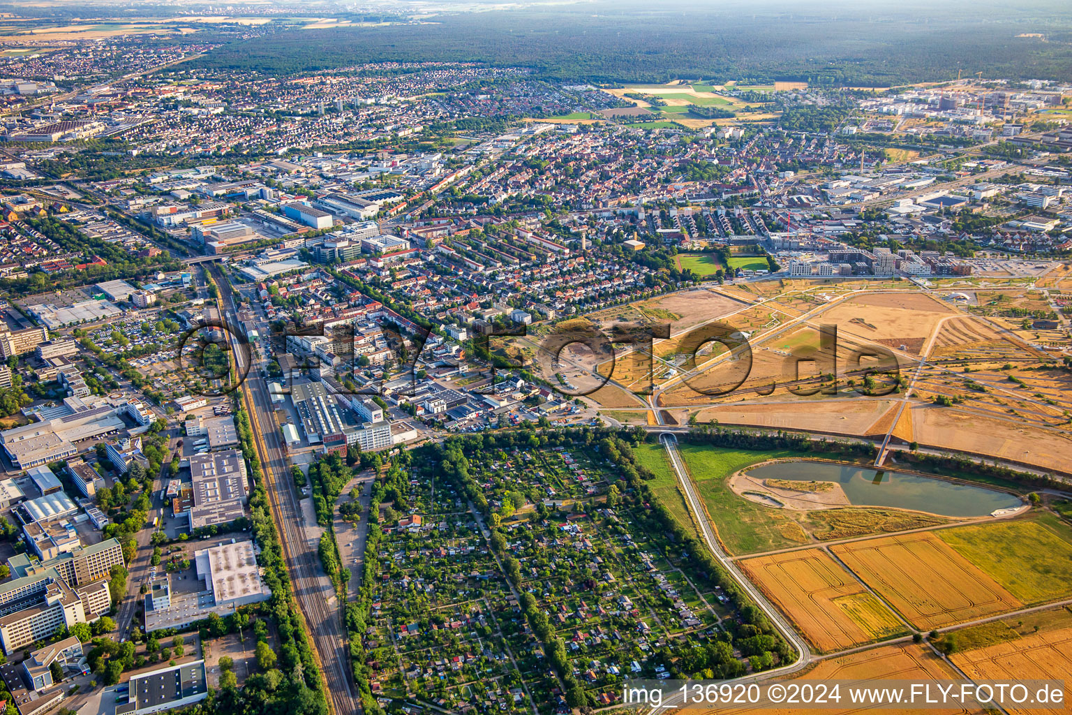 Vue aérienne de Association de jardins familiaux "Wilde-Au" eV, BUGA-See à le quartier Feudenheim in Mannheim dans le département Bade-Wurtemberg, Allemagne