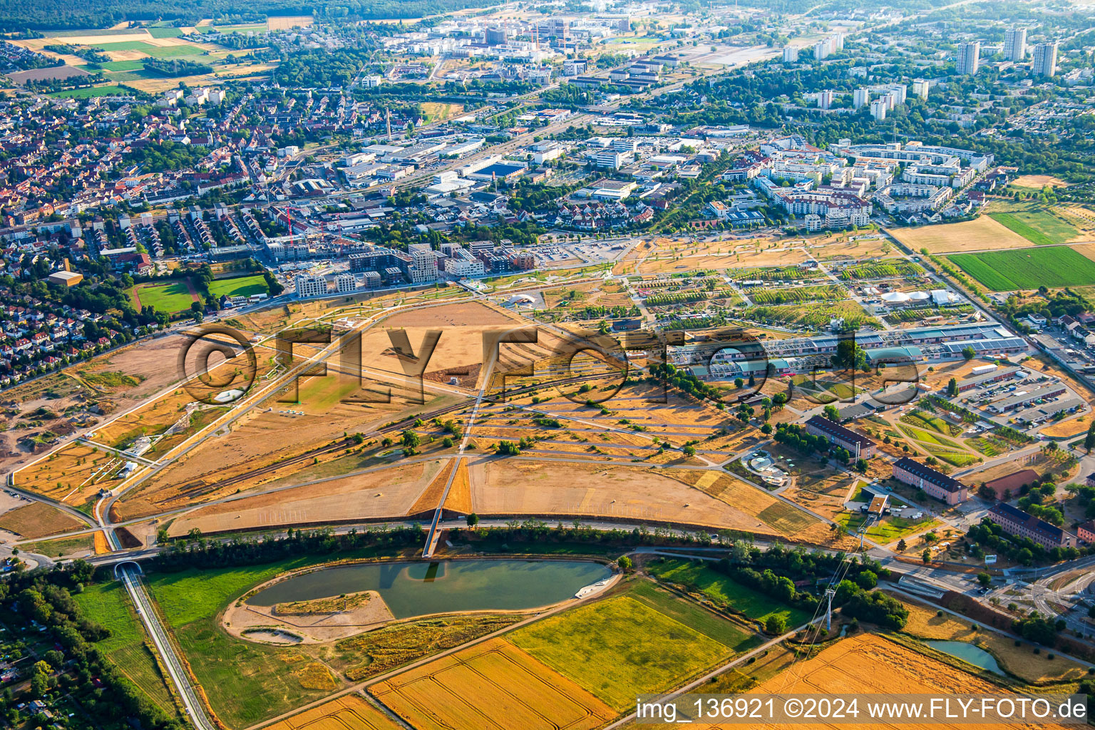 Vue aérienne de Parc Spinelli derrière le lac BUGA23 du Salon fédéral des jardins Mannheim BUGA 2023 à le quartier Feudenheim in Mannheim dans le département Bade-Wurtemberg, Allemagne