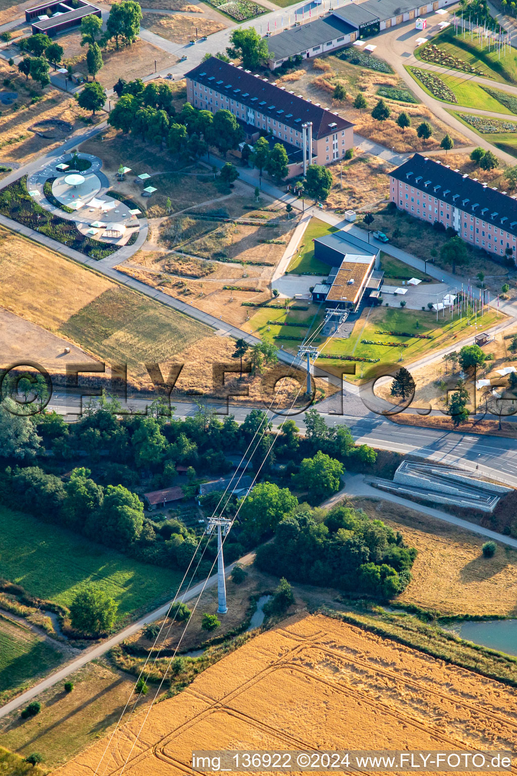 Vue aérienne de Station du téléphérique Spinelli du téléphérique de Spinelli au Luisenpark du Salon fédéral des jardins Mannheim BUGA 2023 à le quartier Feudenheim in Mannheim dans le département Bade-Wurtemberg, Allemagne