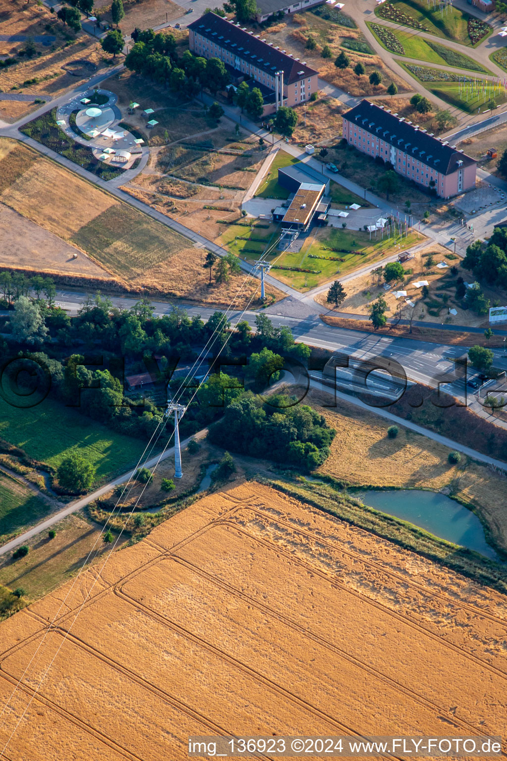 Vue aérienne de Station du téléphérique Spinelli du téléphérique de Spinelli au Luisenpark du Salon fédéral des jardins Mannheim BUGA 2023 à le quartier Feudenheim in Mannheim dans le département Bade-Wurtemberg, Allemagne