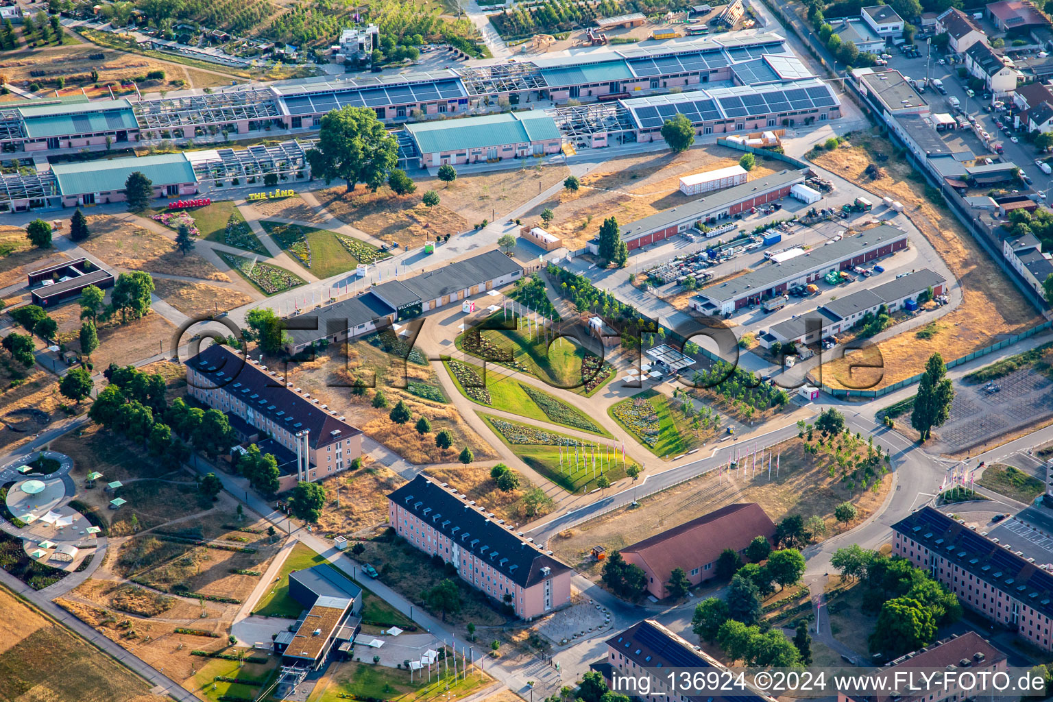 Vue aérienne de Espace d'accueil du Parc Spinelli du Salon Fédéral des Jardins Mannheim BUGA 2023 à le quartier Feudenheim in Mannheim dans le département Bade-Wurtemberg, Allemagne