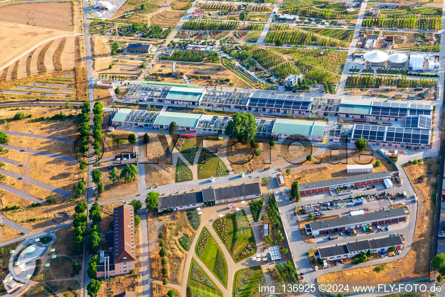 Vue aérienne de U-Hall dans le Parc Spinelli du Salon Fédéral des Jardins Mannheim BUGA 2023 à le quartier Feudenheim in Mannheim dans le département Bade-Wurtemberg, Allemagne