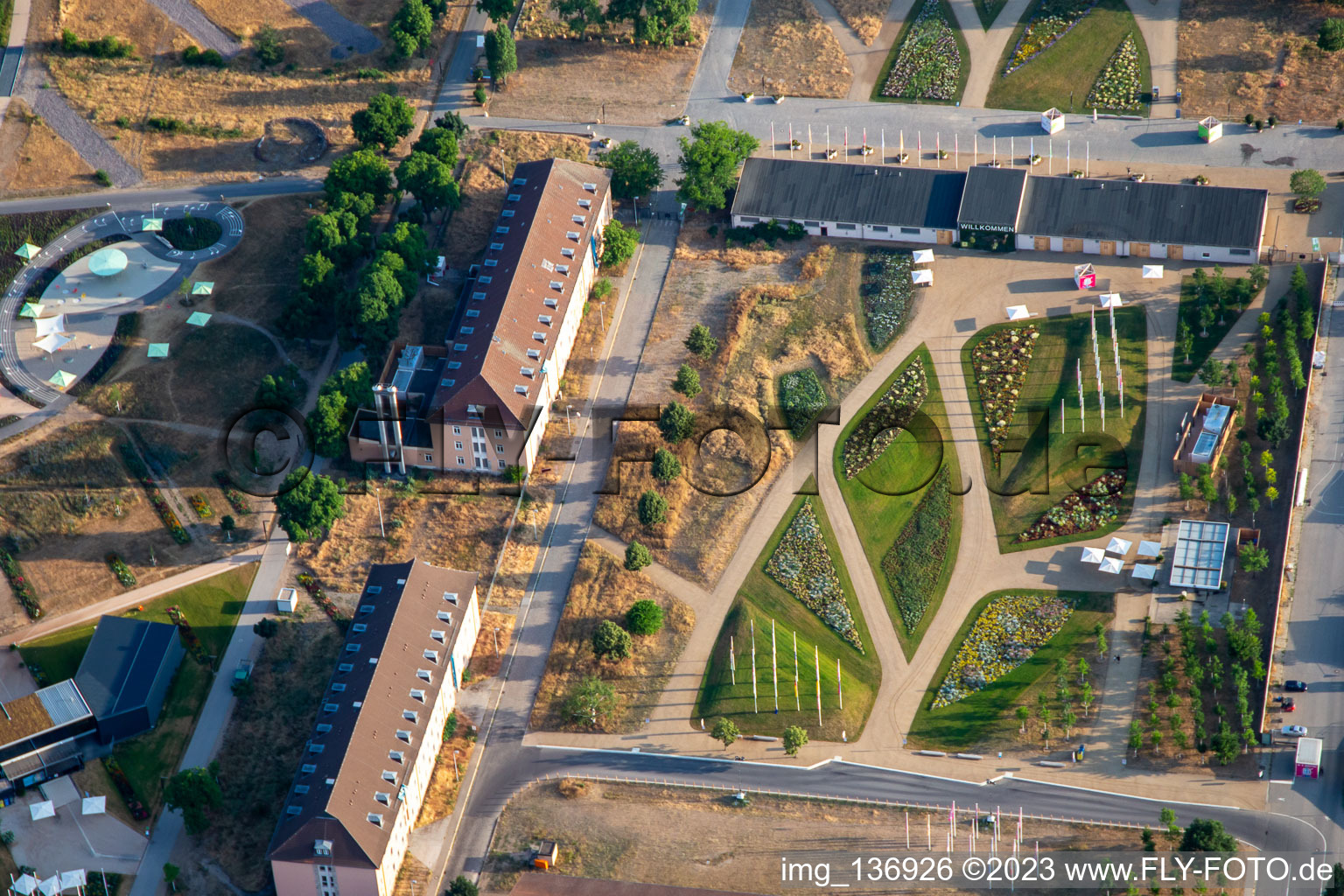 Vue aérienne de Espace d'accueil du Parc Spinelli du Salon Fédéral des Jardins Mannheim BUGA 2023 à le quartier Feudenheim in Mannheim dans le département Bade-Wurtemberg, Allemagne