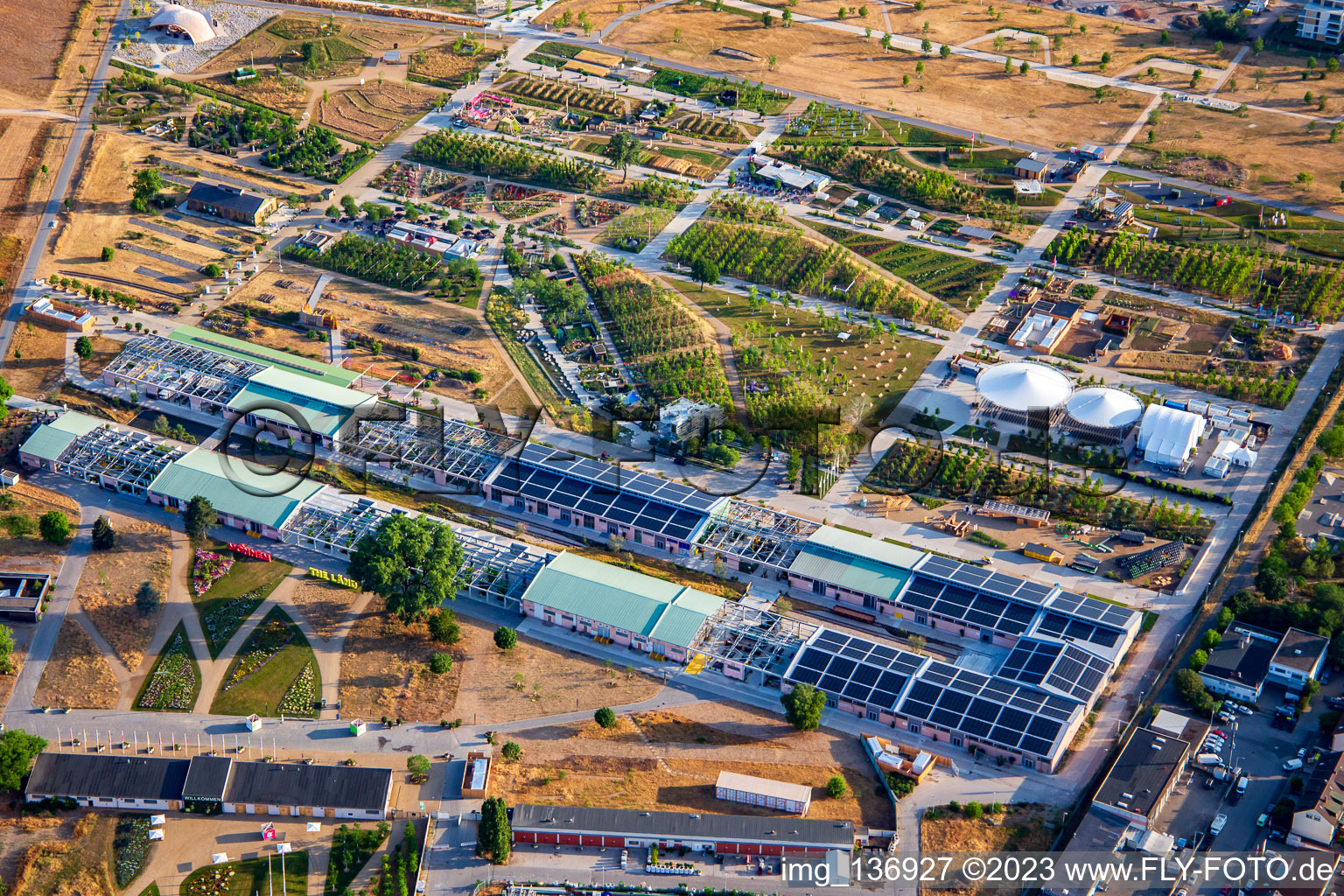 Vue aérienne de U-Hall dans le Parc Spinelli du Salon Fédéral des Jardins Mannheim BUGA 2023 à le quartier Feudenheim in Mannheim dans le département Bade-Wurtemberg, Allemagne