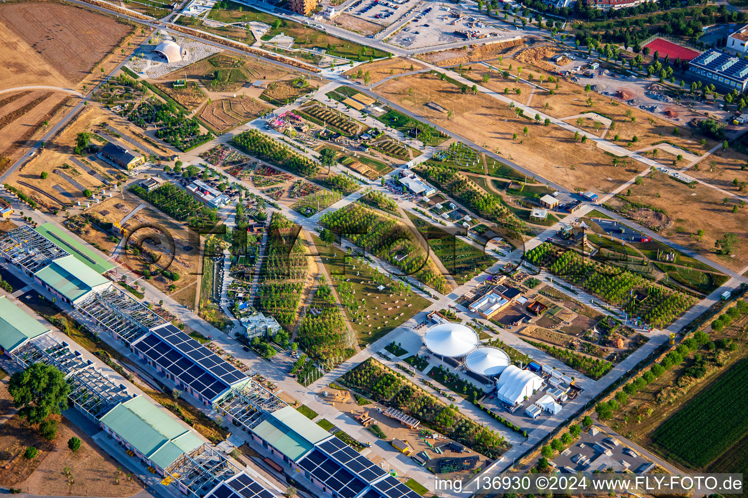 Vue aérienne de TERRAIN EXPÉRIMENTAL au Parc Spinelli du Salon Fédéral des Jardins Mannheim BUGA 2023 à le quartier Käfertal in Mannheim dans le département Bade-Wurtemberg, Allemagne