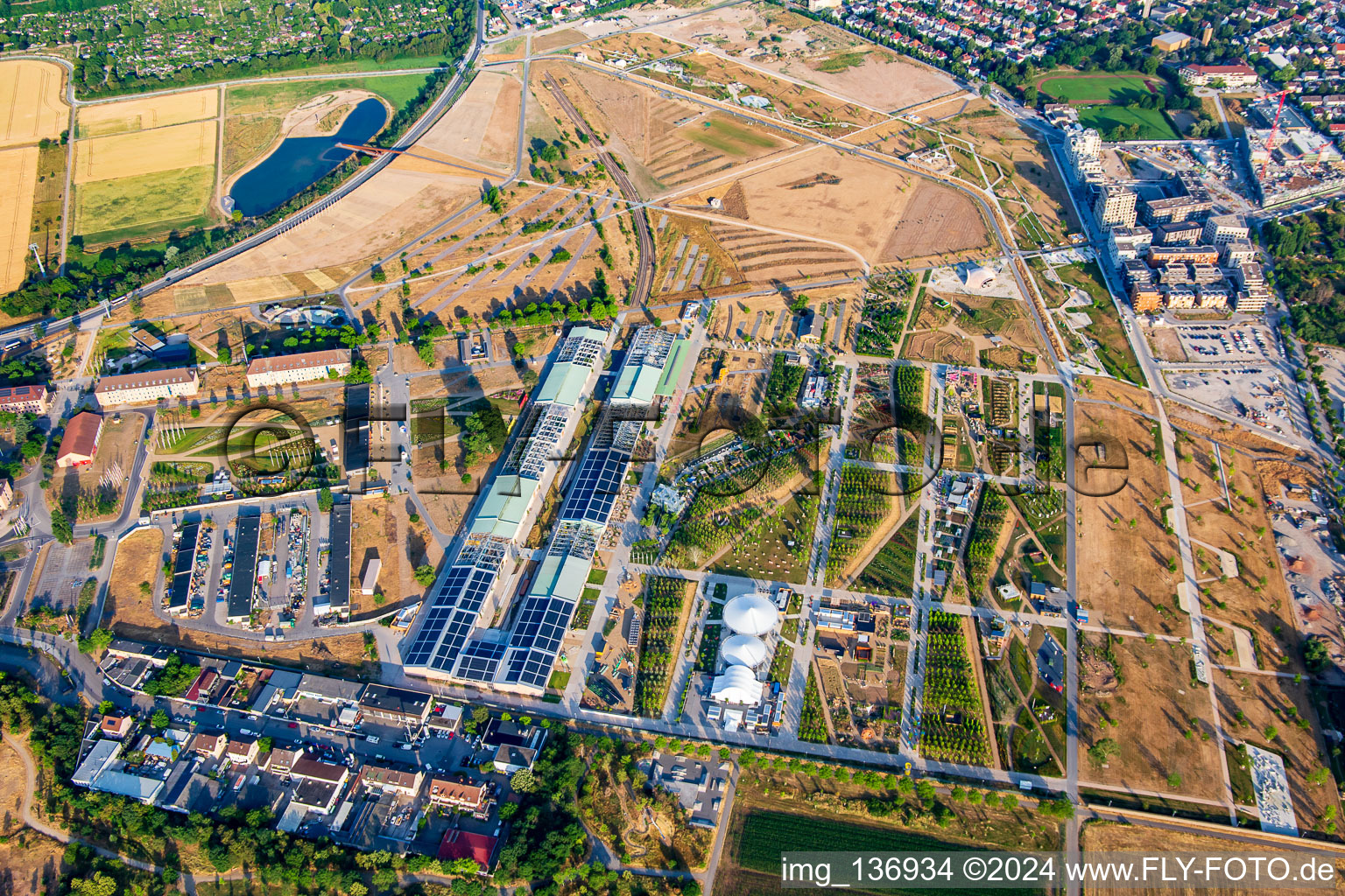 Vue aérienne de Aperçu général depuis le nord du parc Spinelli du Salon fédéral des jardins Mannheim BUGA 2023 avec téléphérique jusqu'au Luisenpark à le quartier Feudenheim in Mannheim dans le département Bade-Wurtemberg, Allemagne