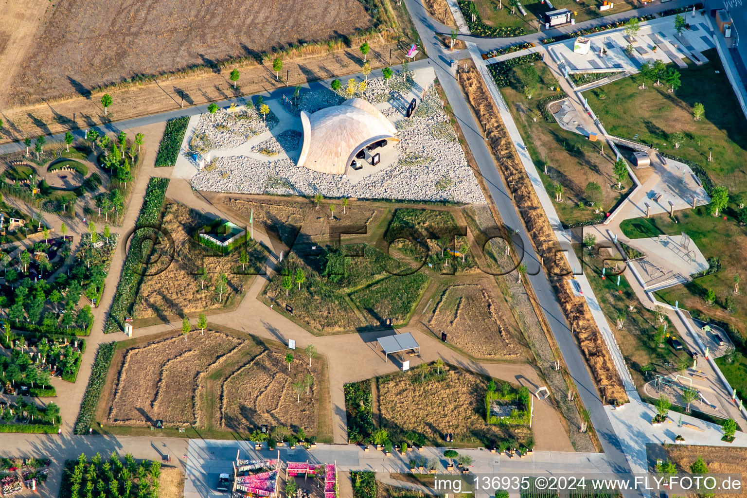 Vue aérienne de Pavillon de la région métropolitaine Rhin-Neckar et pavillon bionique en bois dans le parc Spinelli du Salon fédéral des jardins Mannheim BUGA 2023 à le quartier Käfertal in Mannheim dans le département Bade-Wurtemberg, Allemagne