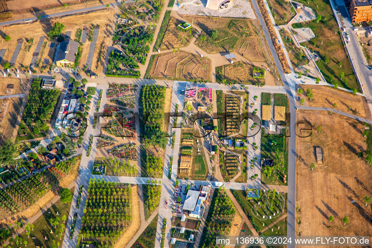 Vue aérienne de Des hectares pour le nectar dans le parc Spinelli du Salon fédéral de l'horticulture Mannheim BUGA 2023 à le quartier Käfertal in Mannheim dans le département Bade-Wurtemberg, Allemagne