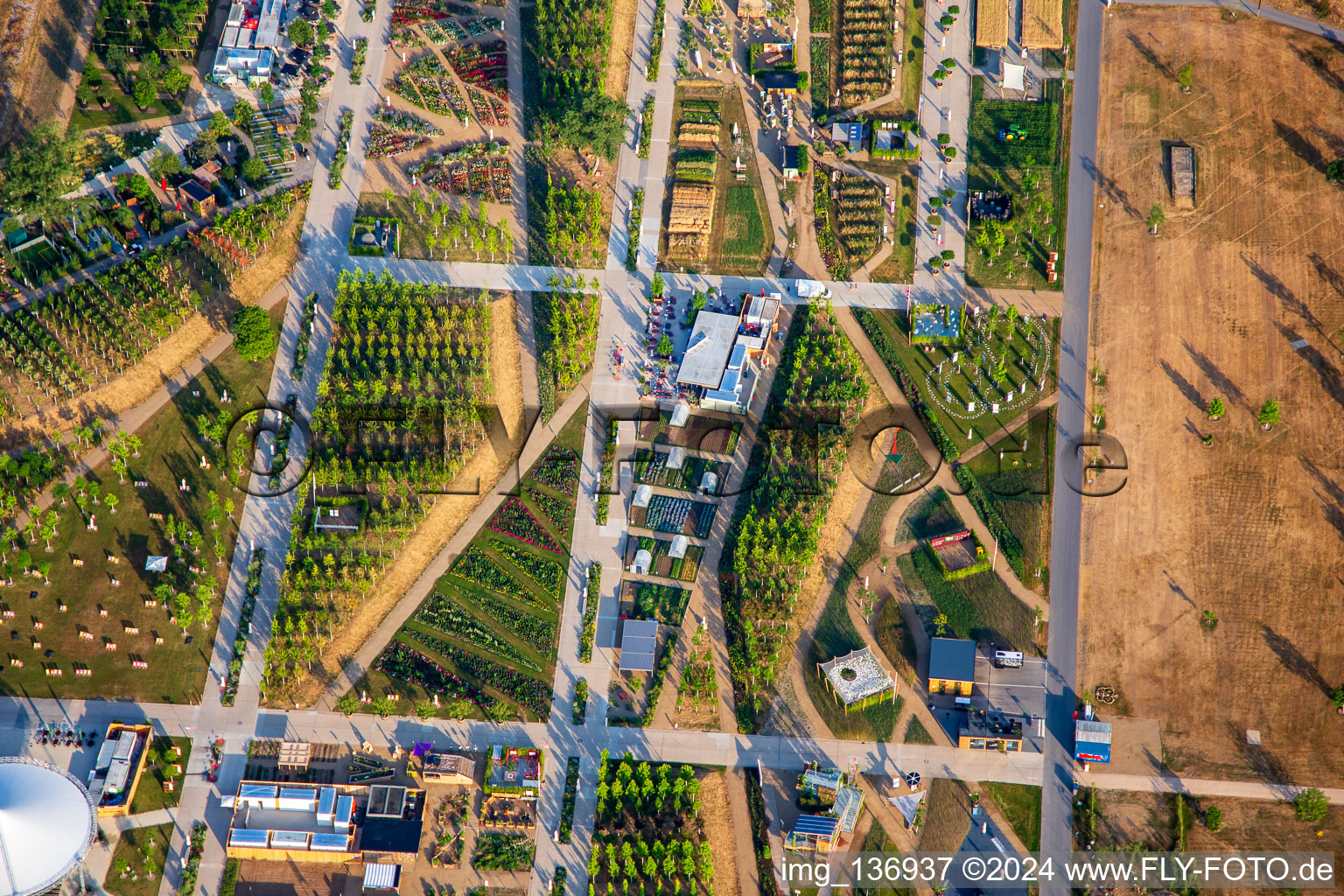 Vue aérienne de Point de rendez-vous dans le Bade-Wurtemberg dans le parc Spinelli du Salon fédéral des jardins Mannheim BUGA 2023 à le quartier Käfertal in Mannheim dans le département Bade-Wurtemberg, Allemagne