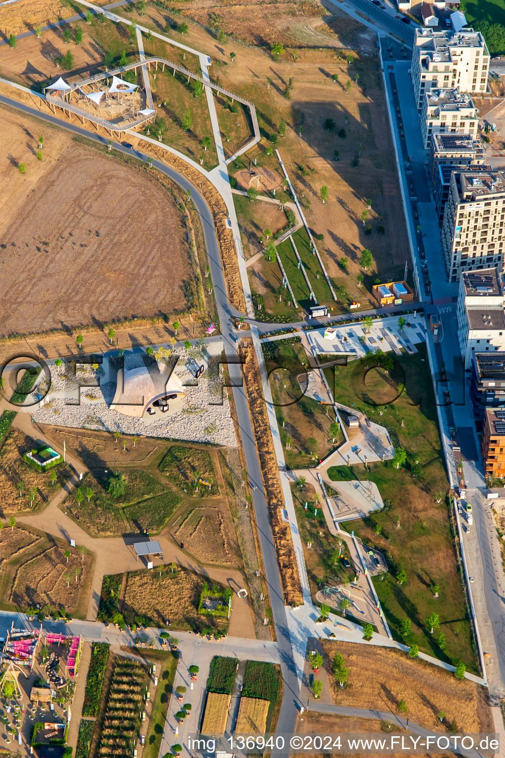 Vue aérienne de Jardin électrique Pfitzenmeier dans le parc Spinelli au Federal Garden Show Mannheim BUGA 2023 à le quartier Käfertal in Mannheim dans le département Bade-Wurtemberg, Allemagne