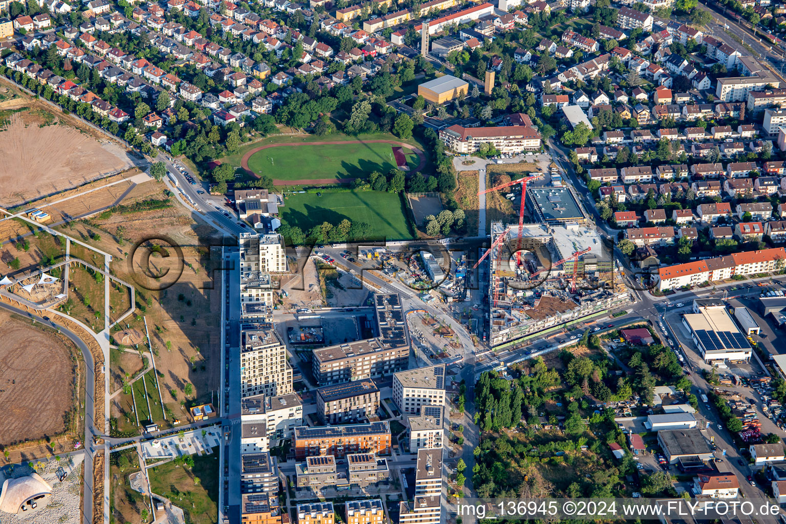 Vue aérienne de PARK SHELL avec le Mile of Innovations du Palatinat électoral, Conversio : habitat du lézard Philipp Morlock, eaux de tritons, système de lavage des réservoirs dans le parc Spinelli de l'exposition horticole fédérale Mannheim BUGA 2023 à le quartier Käfertal in Mannheim dans le département Bade-Wurtemberg, Allemagne