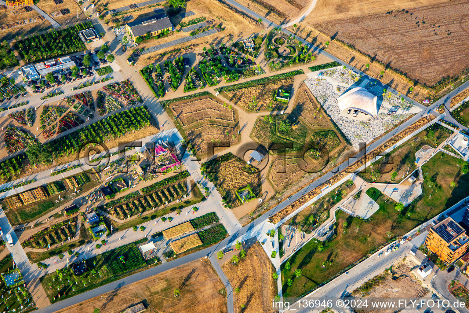 Vue aérienne de Jardin symphonique, jardin miroir, conception de tombes et monuments Travaux spéciaux de maçonnerie et de sculpture en pierre naturelle, environnement de bande de fleurs, hectares pour le nectar, ODD 15 : Vie terrestre, pavillon de la région métropolitaine Rhin-Neckar, pavillon bionique en bois, ODD 13 : mesures de protection du climat dans le parc Spinelli du Salon fédéral des jardins Mannheim BUGA 2023 à le quartier Käfertal in Mannheim dans le département Bade-Wurtemberg, Allemagne