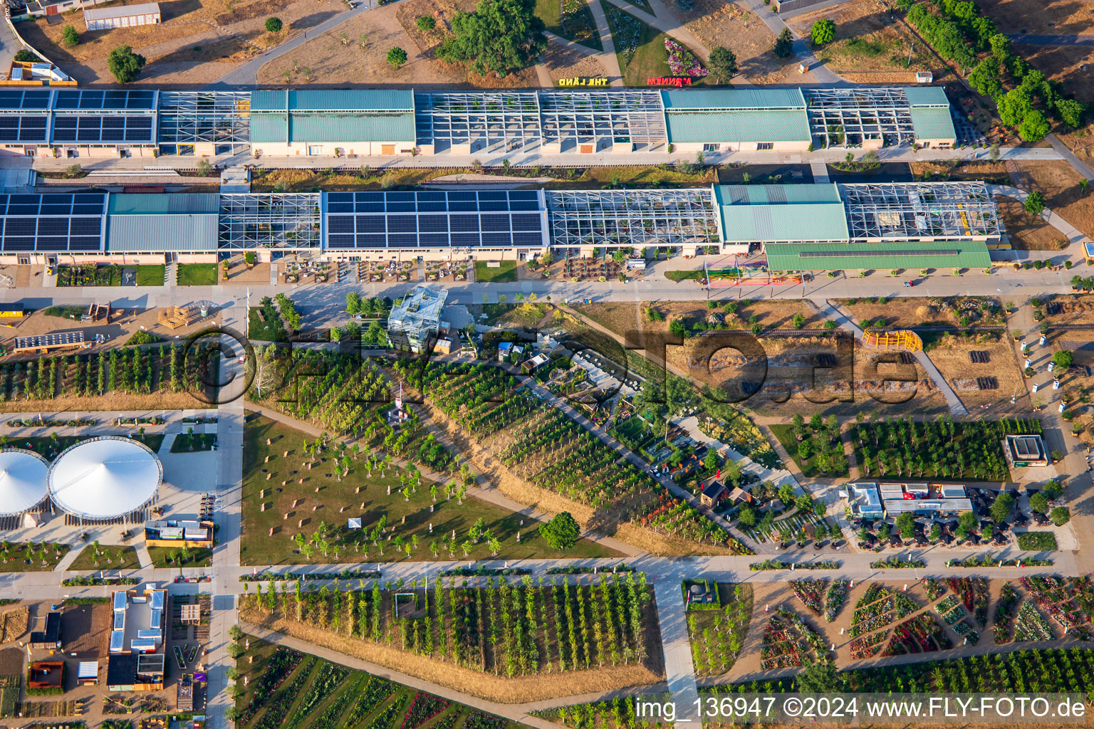 Vue aérienne de TERRAIN EXPÉRIMENTAL Derrière la scène principale du parc Spinelli du Salon fédéral des jardins Mannheim BUGA 2023 à le quartier Feudenheim in Mannheim dans le département Bade-Wurtemberg, Allemagne