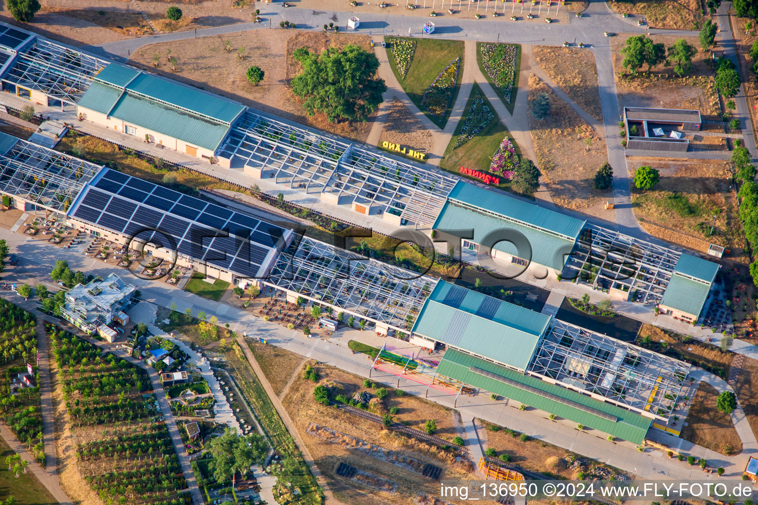 Photographie aérienne de U-Hall dans le Parc Spinelli du Salon Fédéral des Jardins Mannheim BUGA 2023 à le quartier Feudenheim in Mannheim dans le département Bade-Wurtemberg, Allemagne