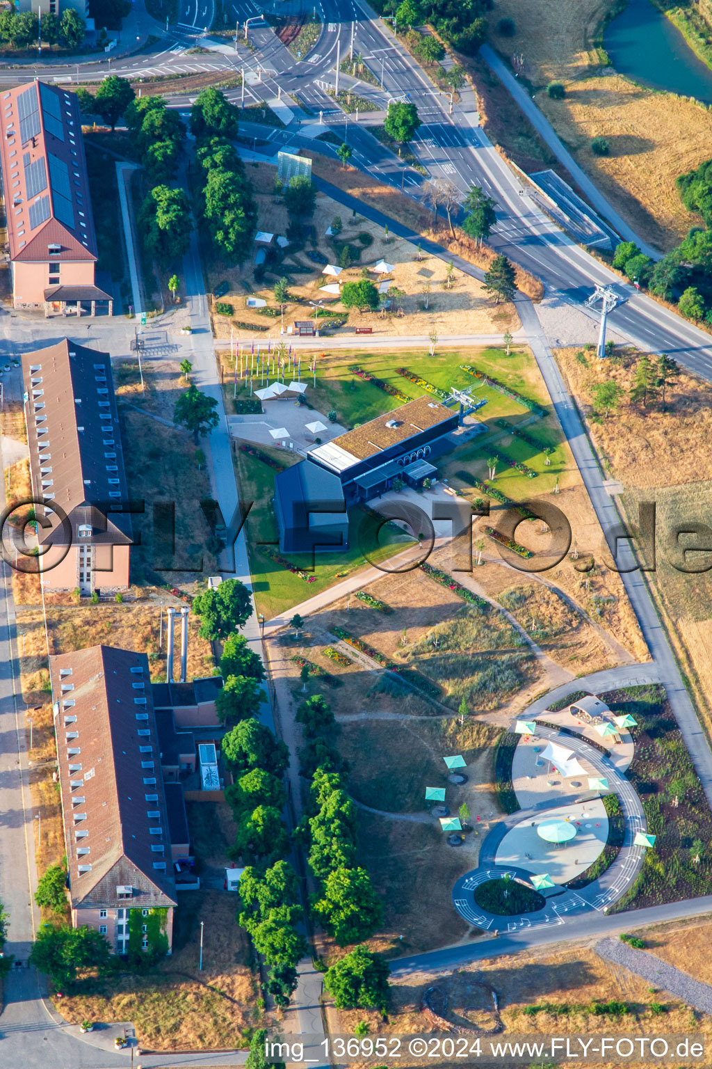 Vue aérienne de Forts pour l'avenir - les universités du parc Spinelli au Federal Garden Show Mannheim BUGA 2023 à le quartier Feudenheim in Mannheim dans le département Bade-Wurtemberg, Allemagne