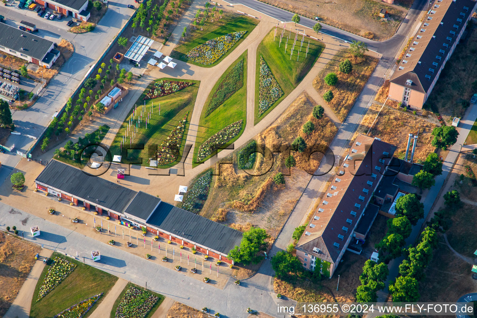 Espace d'accueil du Parc Spinelli du Salon Fédéral des Jardins Mannheim BUGA 2023 à le quartier Feudenheim in Mannheim dans le département Bade-Wurtemberg, Allemagne d'en haut