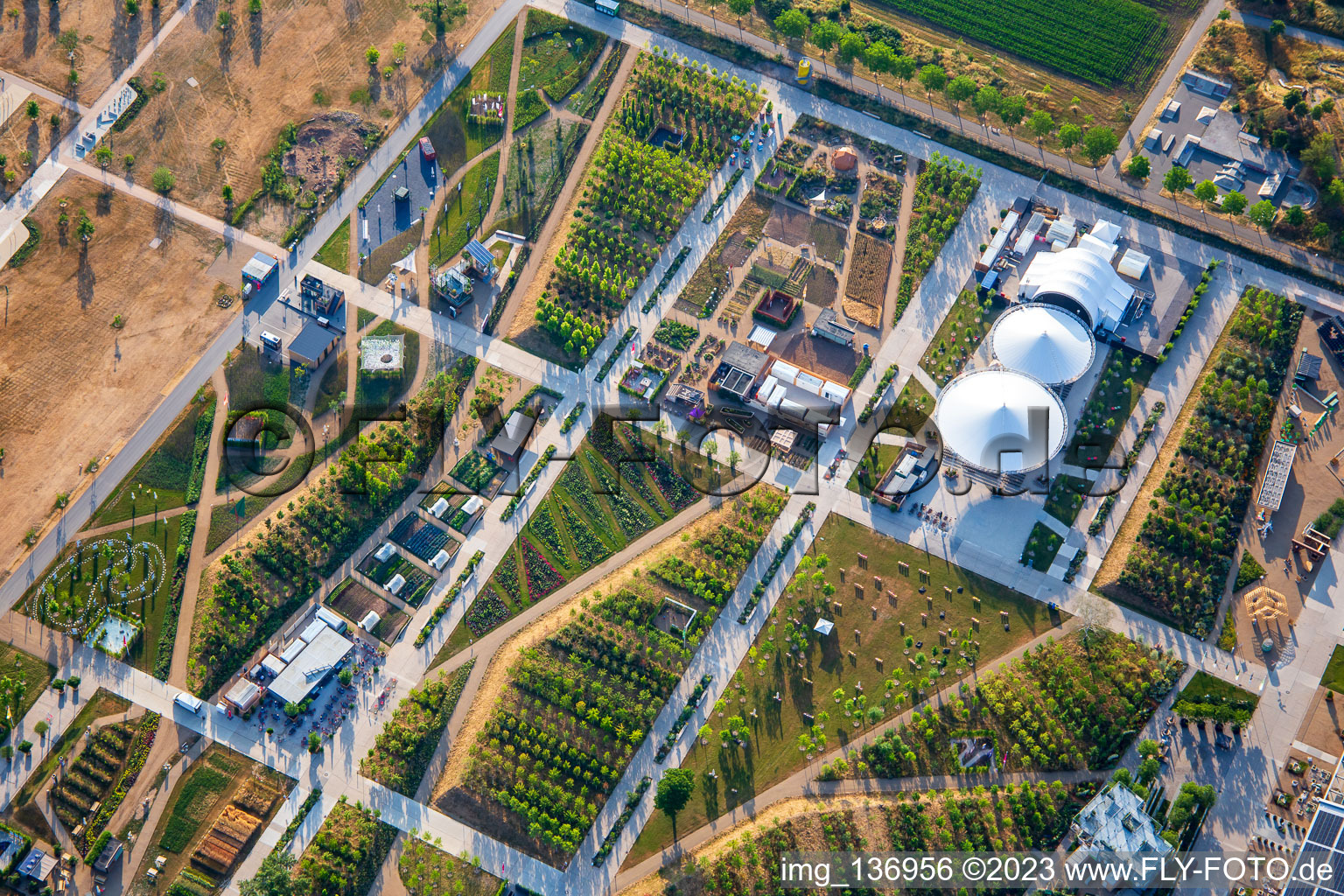 Vue aérienne de Scène principale du parc Spinelli du Salon fédéral des jardins Mannheim BUGA 2023 à le quartier Käfertal in Mannheim dans le département Bade-Wurtemberg, Allemagne