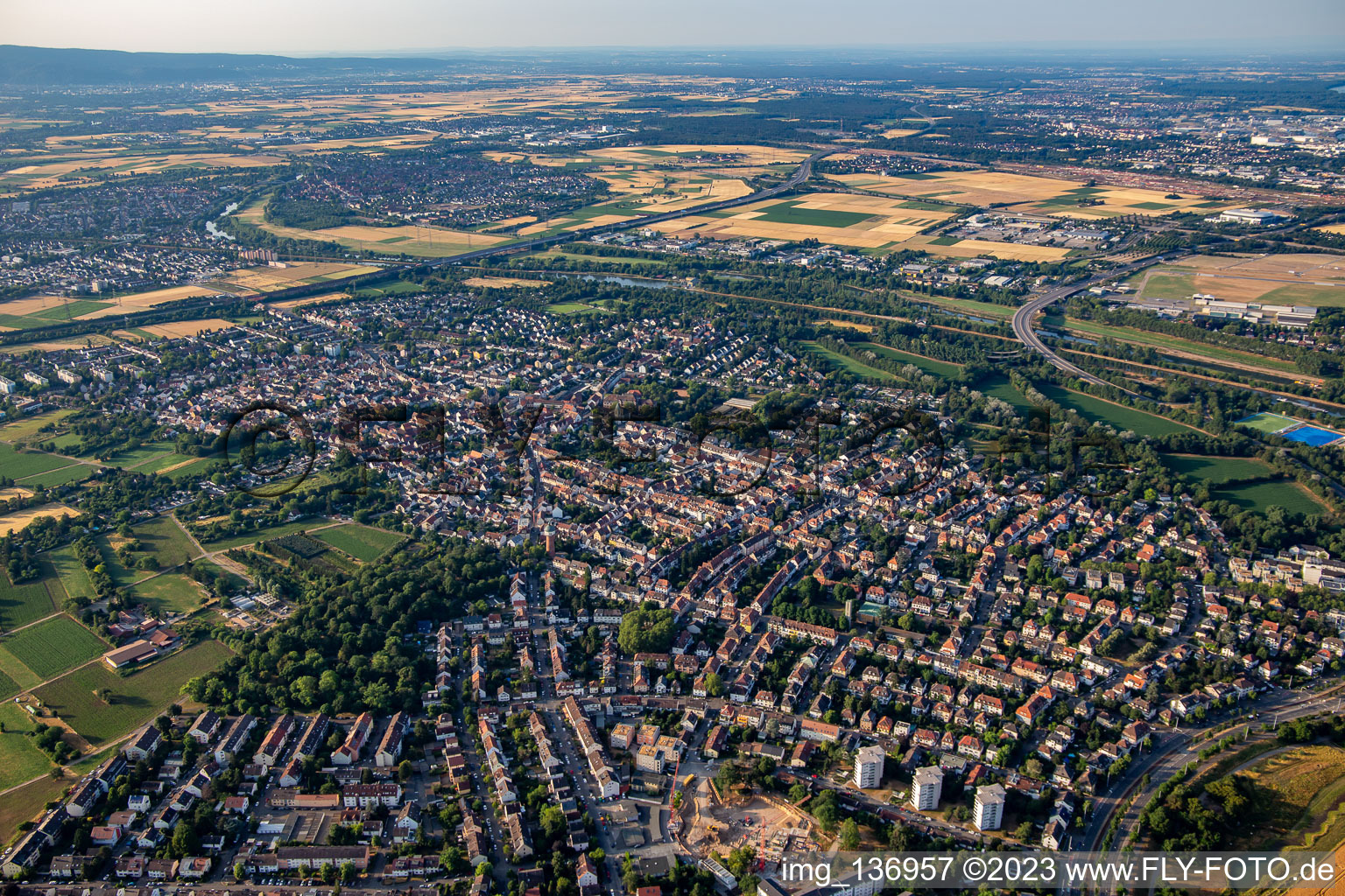 Vue aérienne de De l'ouest à le quartier Feudenheim in Mannheim dans le département Bade-Wurtemberg, Allemagne