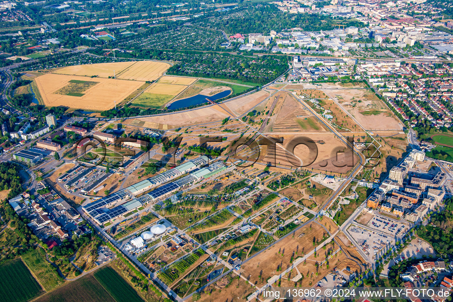 Vue aérienne de Vue d'ensemble depuis le nord du parc Spinelli du Salon fédéral des jardins Mannheim BUGA 2023 à le quartier Feudenheim in Mannheim dans le département Bade-Wurtemberg, Allemagne