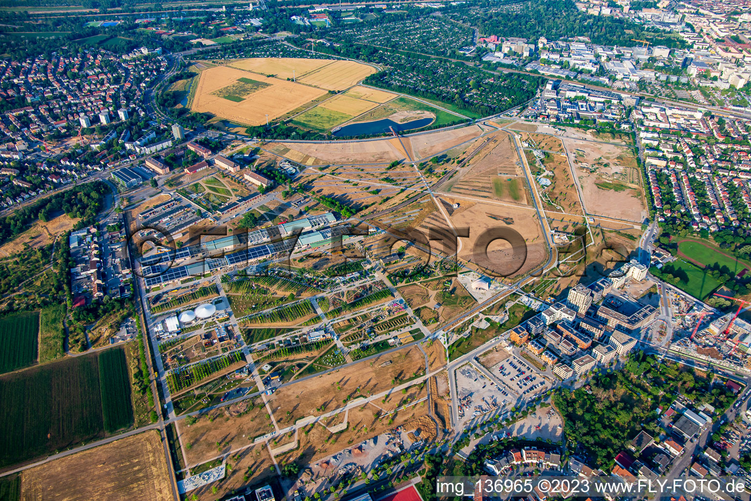 Vue aérienne de Vue d'ensemble depuis le nord du parc Spinelli du Salon fédéral des jardins Mannheim BUGA 2023 à le quartier Käfertal in Mannheim dans le département Bade-Wurtemberg, Allemagne