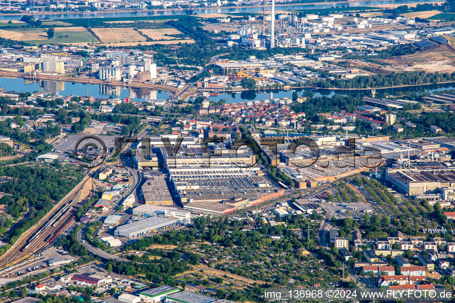 Vue aérienne de Daimler Truck AG, Motorenwerk Mannheim et EvoBus GmbH à le quartier Luzenberg in Mannheim dans le département Bade-Wurtemberg, Allemagne