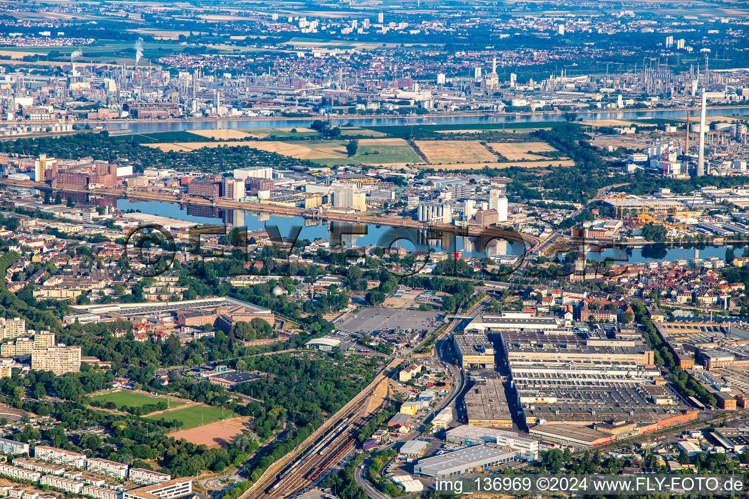 Vue aérienne de Port de Bonadie devant l'île de Friesenheim à le quartier Luzenberg in Mannheim dans le département Bade-Wurtemberg, Allemagne