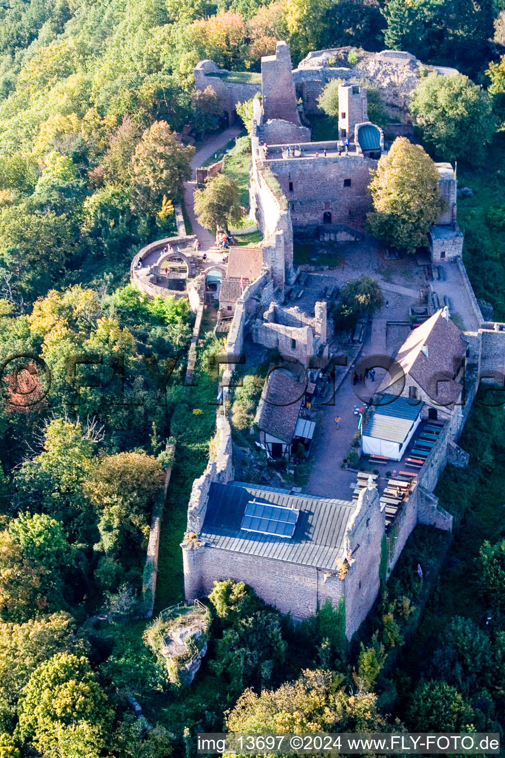 Photographie aérienne de Ruines et vestiges des murs de l'ancien complexe du château de Madenburg à Eschbach dans le département Rhénanie-Palatinat, Allemagne