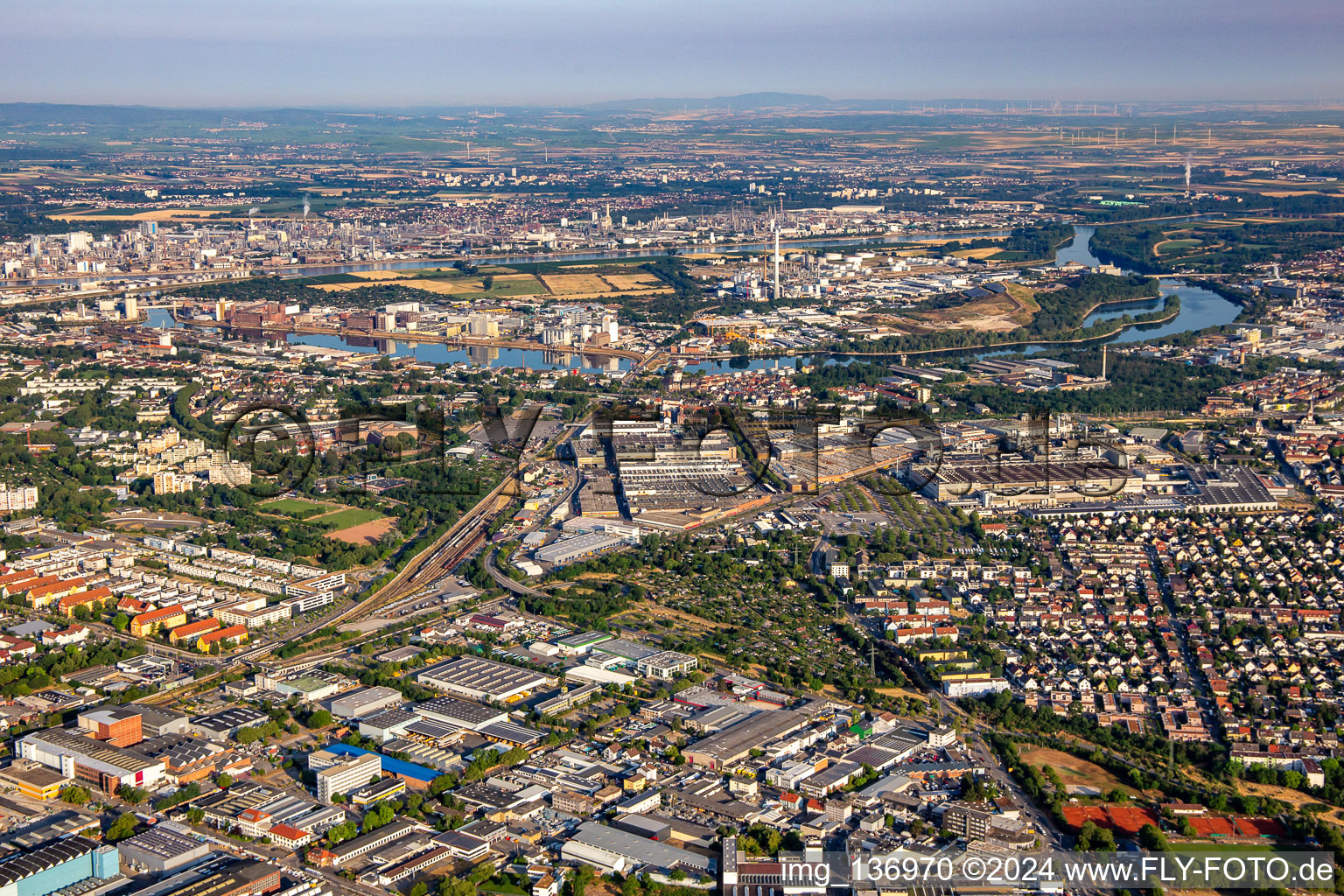 Vue aérienne de Île de Friesenheim à le quartier Luzenberg in Mannheim dans le département Bade-Wurtemberg, Allemagne