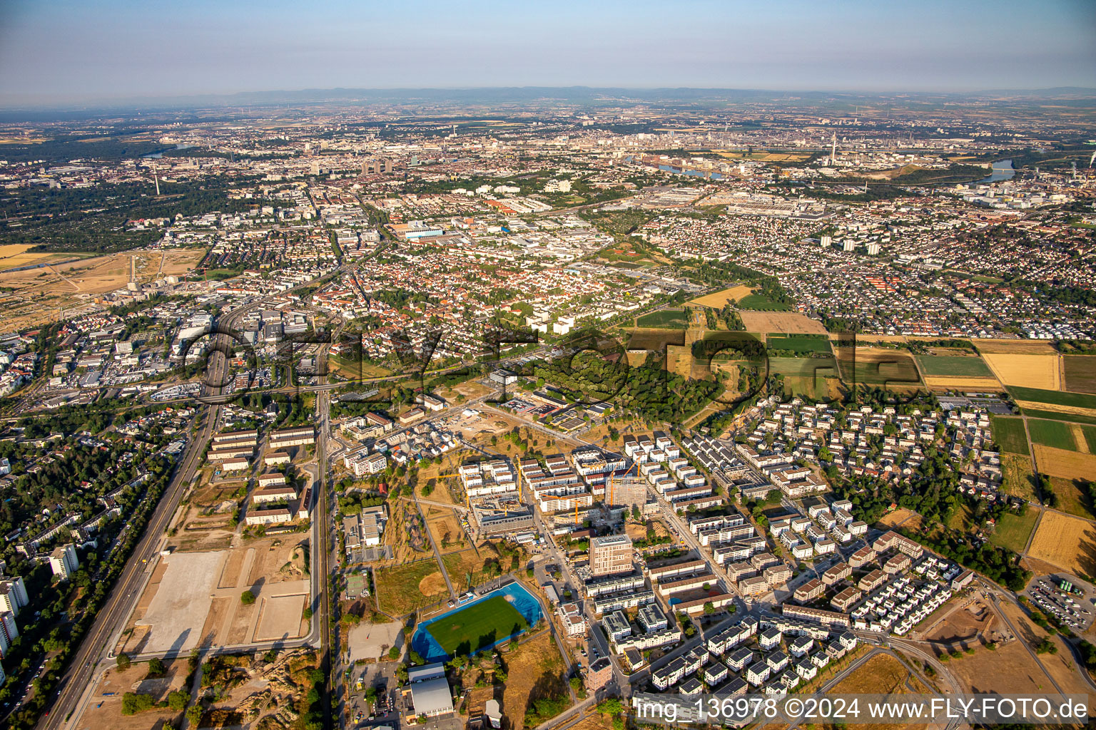 Vue aérienne de Du nord-est à le quartier Käfertal in Mannheim dans le département Bade-Wurtemberg, Allemagne