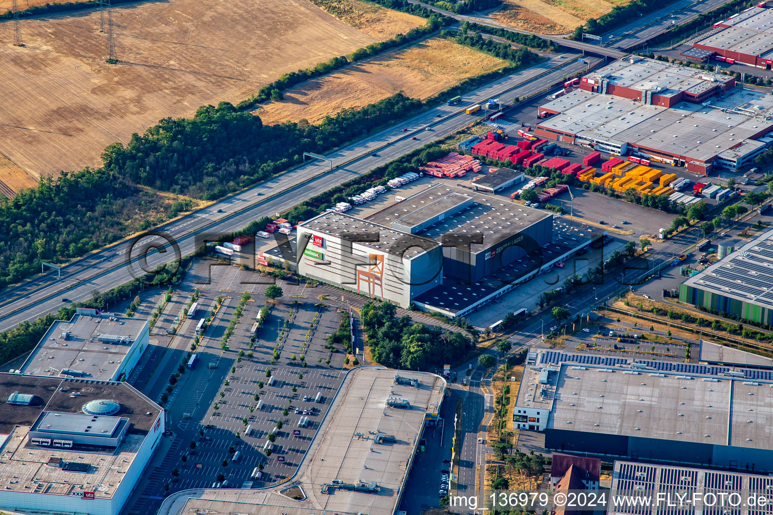 Vue aérienne de XXXLutz Mann Mobilia Mannheim à le quartier Vogelstang in Mannheim dans le département Bade-Wurtemberg, Allemagne