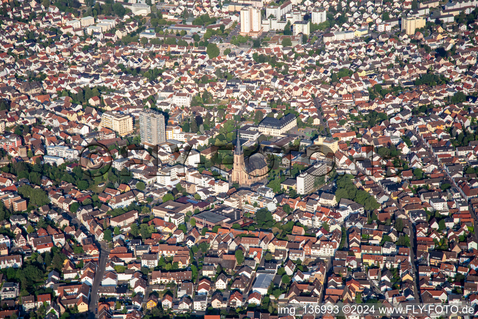 Vue aérienne de Hôtel de Ville et Église des Apôtres - Paroisse Jean XXIII à Viernheim dans le département Hesse, Allemagne