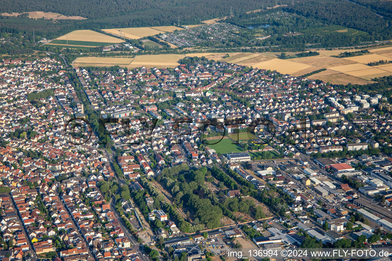 Vue aérienne de Rue des vers à Viernheim dans le département Hesse, Allemagne