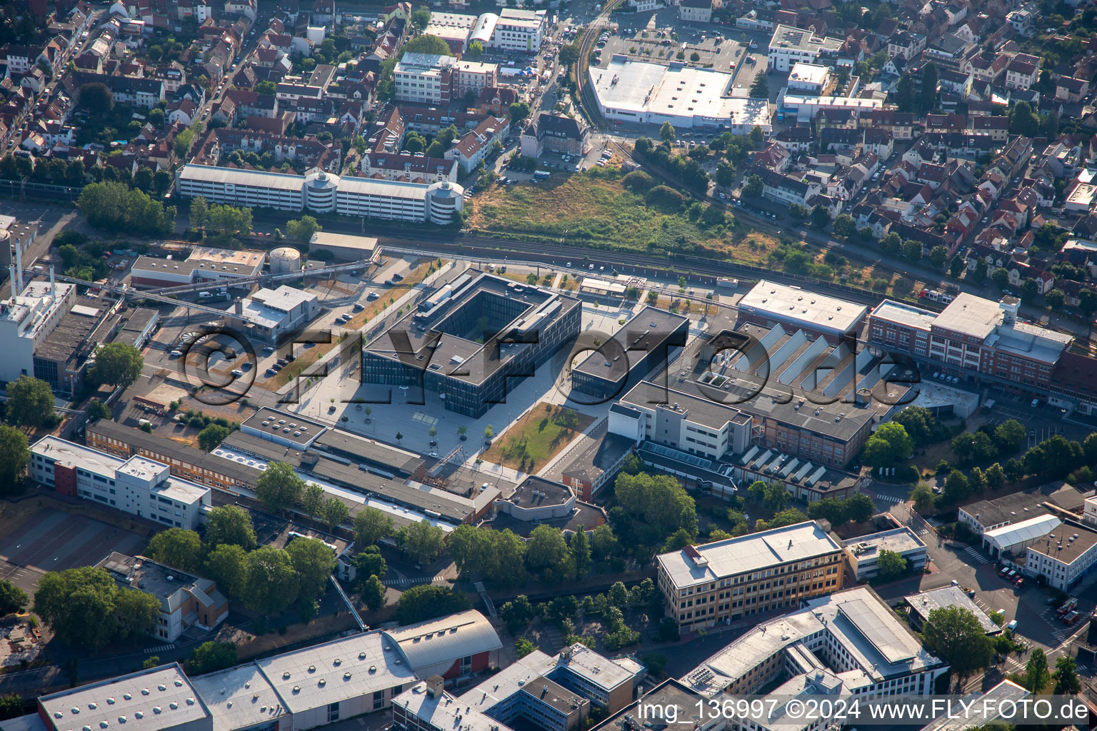 Vue aérienne de Syntax Systems GmbH & Co. KG et Vibracoustic SE & Co. KG à Weinheim dans le département Bade-Wurtemberg, Allemagne