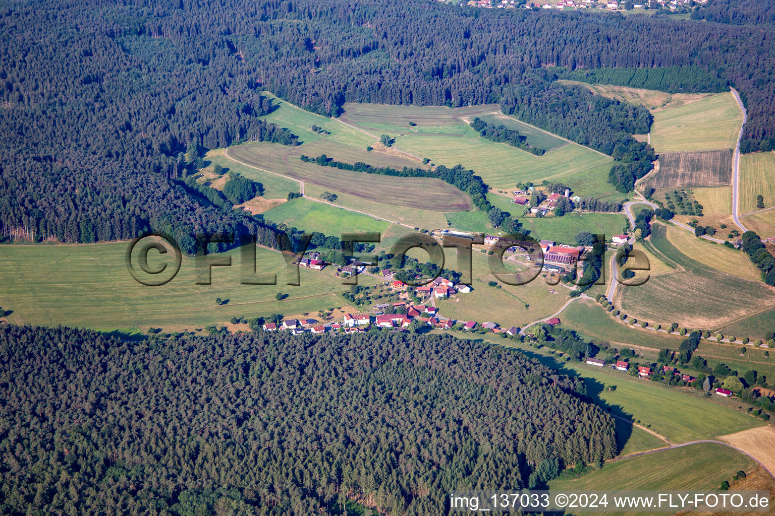 Vue aérienne de De l'est à le quartier Güttersbach in Mossautal dans le département Hesse, Allemagne