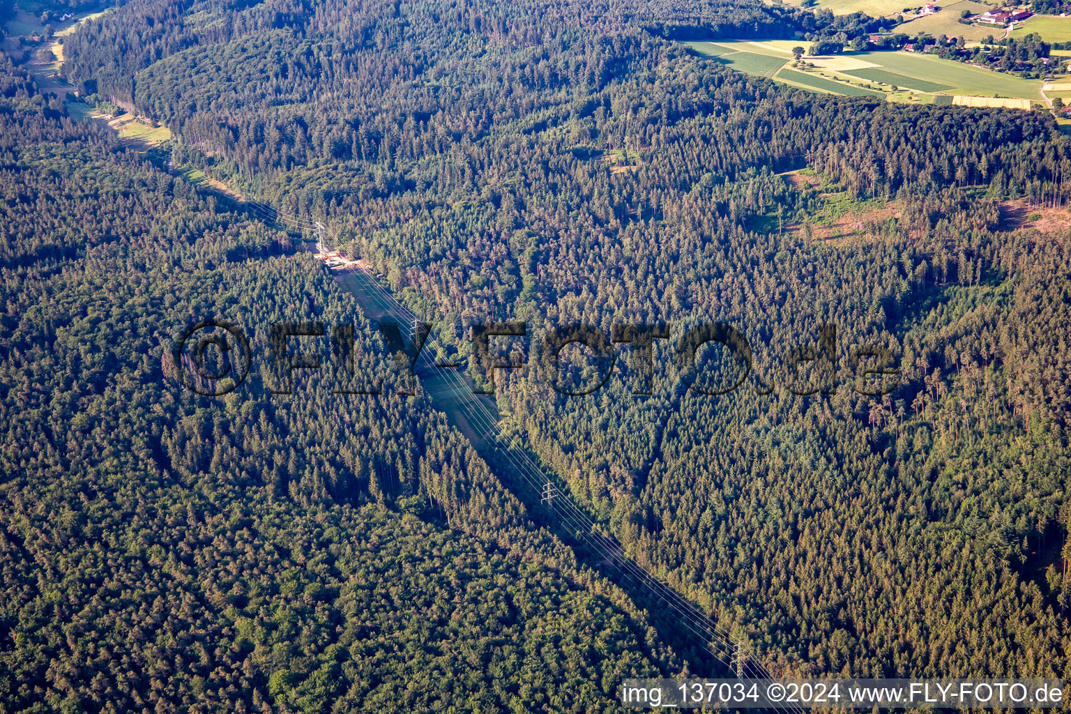 Vue aérienne de Allée forestière pour la ligne à haute tension à le quartier Hüttenthal in Mossautal dans le département Hesse, Allemagne