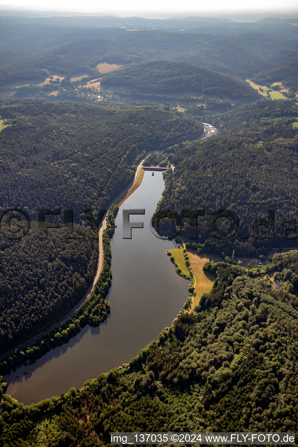 Vue aérienne de Réservoir de Marbach à le quartier Hetzbach in Oberzent dans le département Hesse, Allemagne