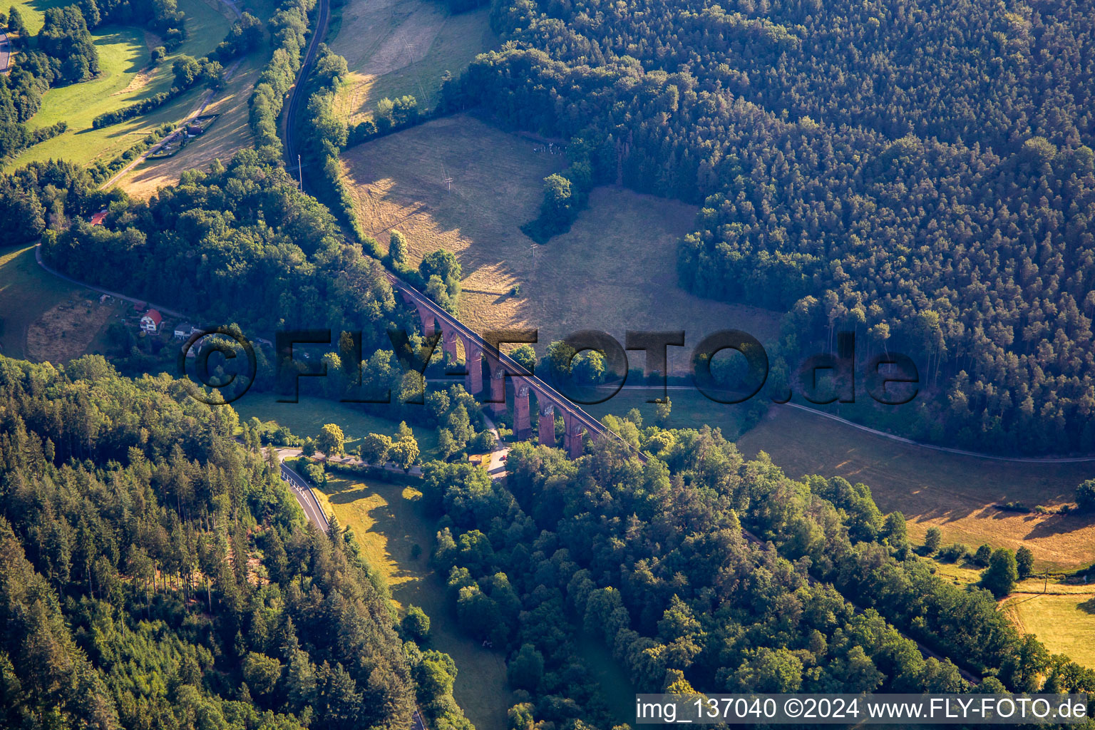 Photographie aérienne de Viaduc de Himbächel à le quartier Hetzbach in Oberzent dans le département Hesse, Allemagne