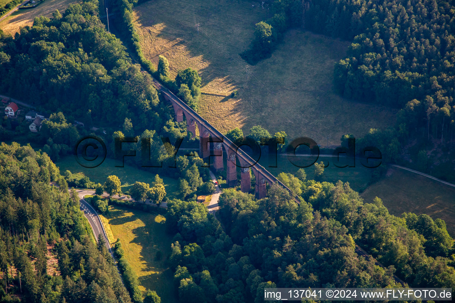 Vue oblique de Viaduc de Himbächel à le quartier Hetzbach in Oberzent dans le département Hesse, Allemagne