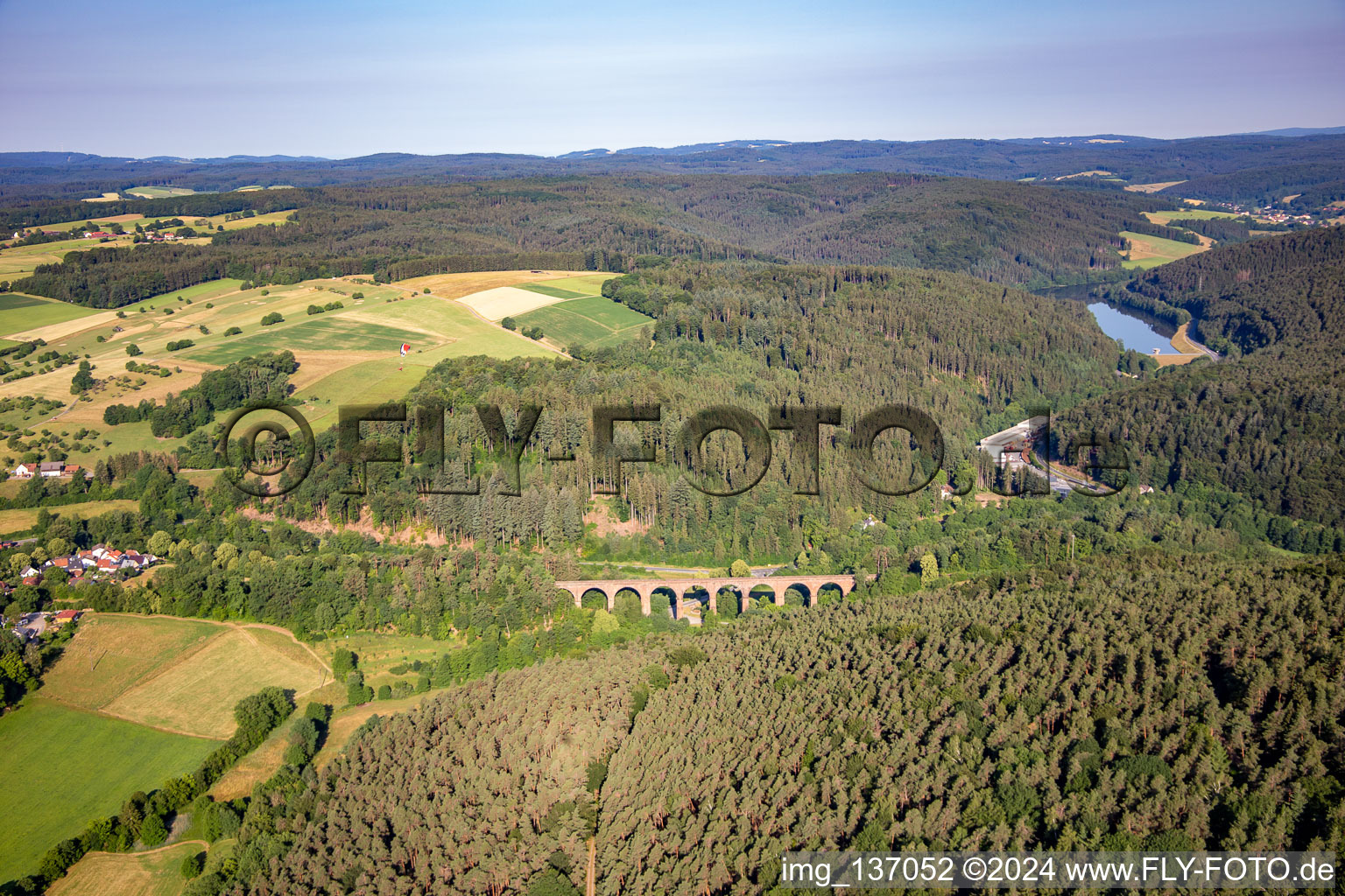 Viaduc de Himbächel à le quartier Hetzbach in Oberzent dans le département Hesse, Allemagne vue d'en haut