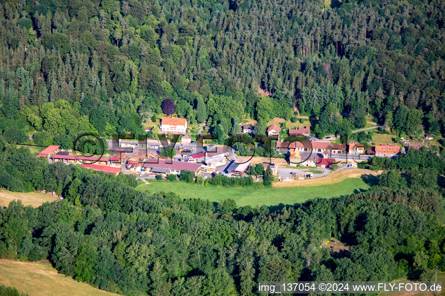 Vue aérienne de Holzland Seibert GmbH à le quartier Ebersberg in Erbach dans le département Hesse, Allemagne