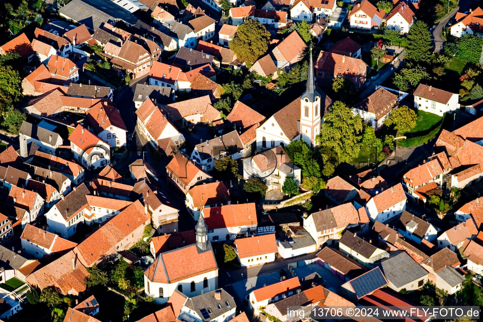 Vue aérienne de Bâtiment d'église au centre du village à Göcklingen dans le département Rhénanie-Palatinat, Allemagne