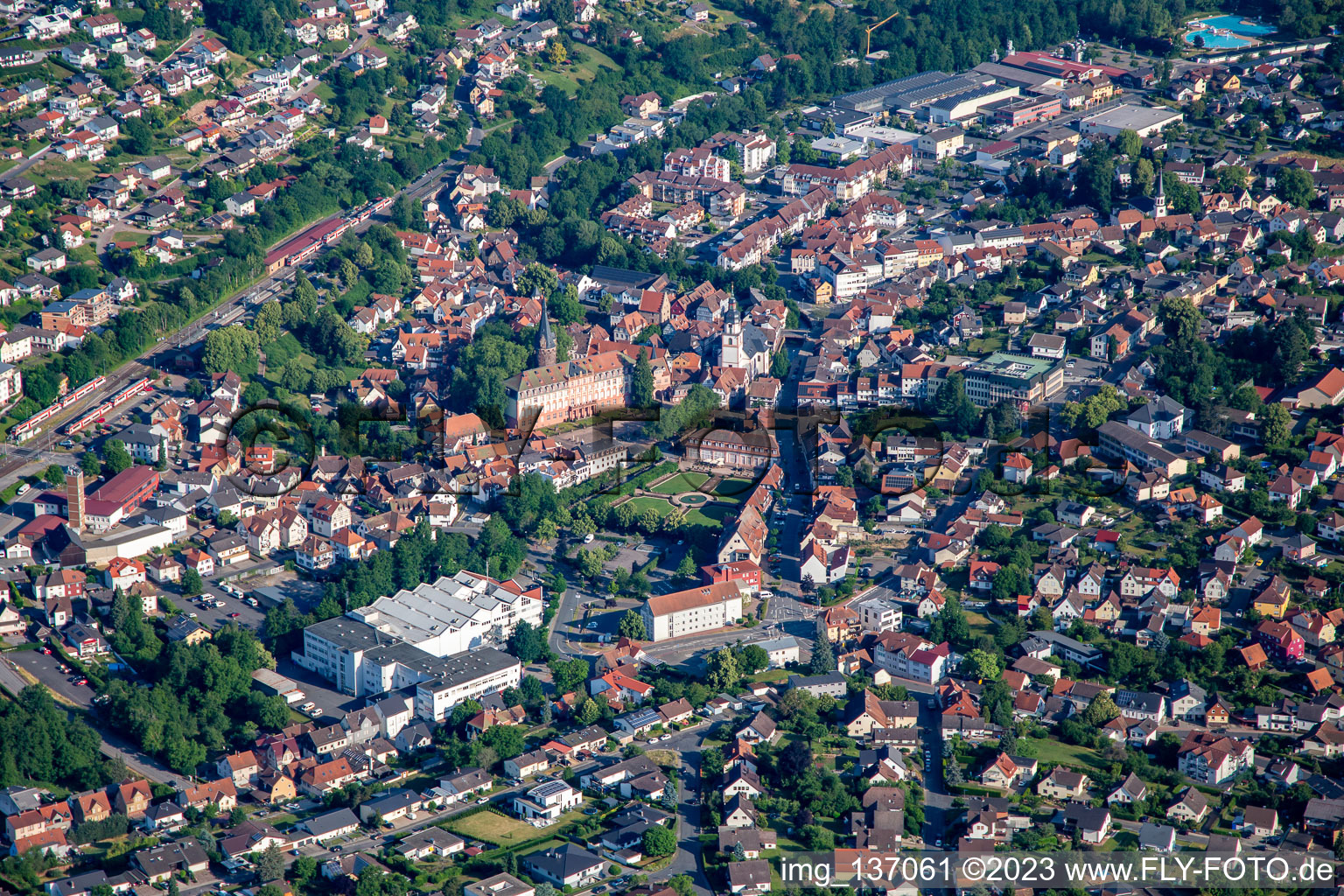 Vue aérienne de Verrouiller Erbach à le quartier Lauerbach in Erbach dans le département Hesse, Allemagne