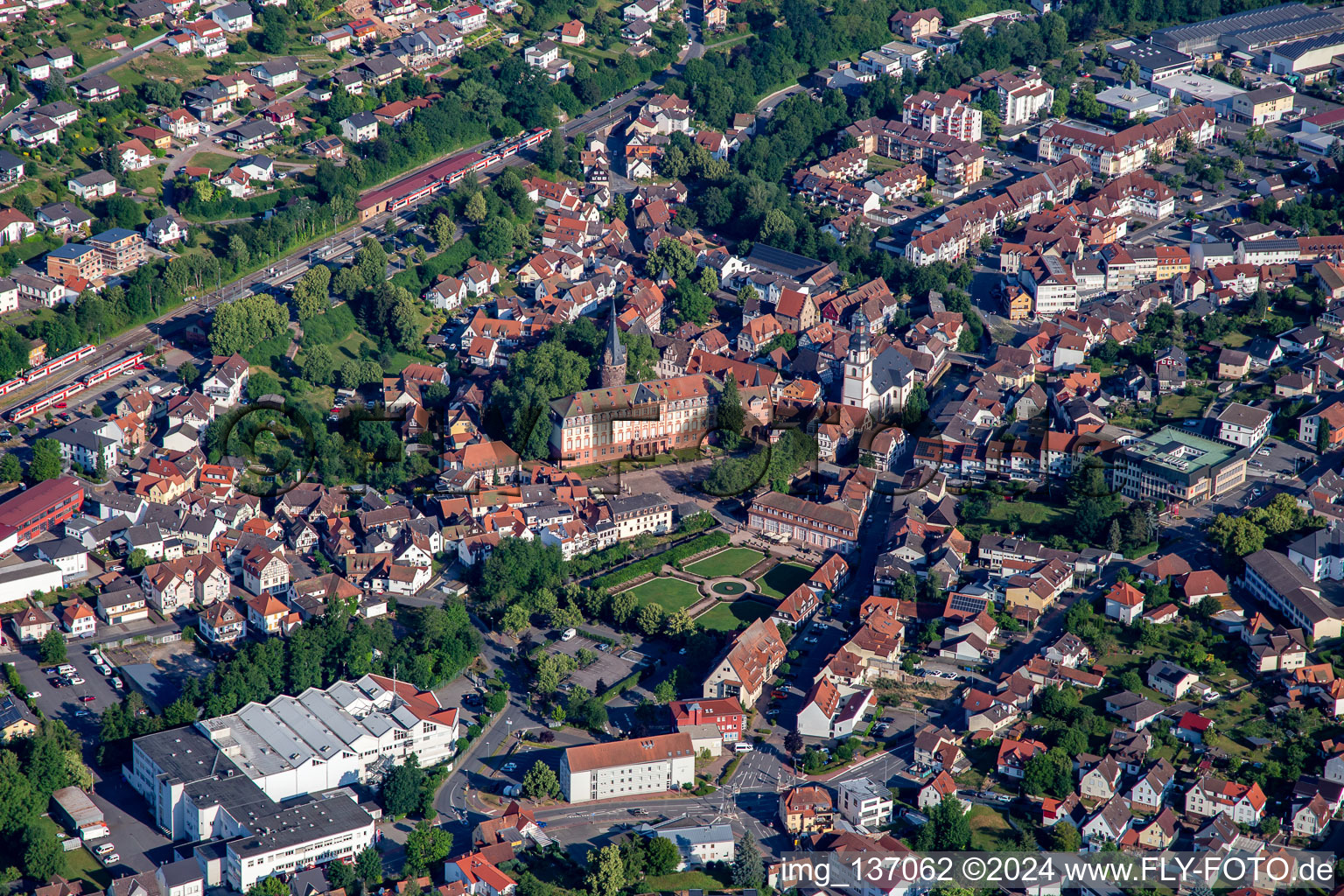 Vue aérienne de Château Erbach et jardin d'agrément Erbach à le quartier Lauerbach in Erbach dans le département Hesse, Allemagne