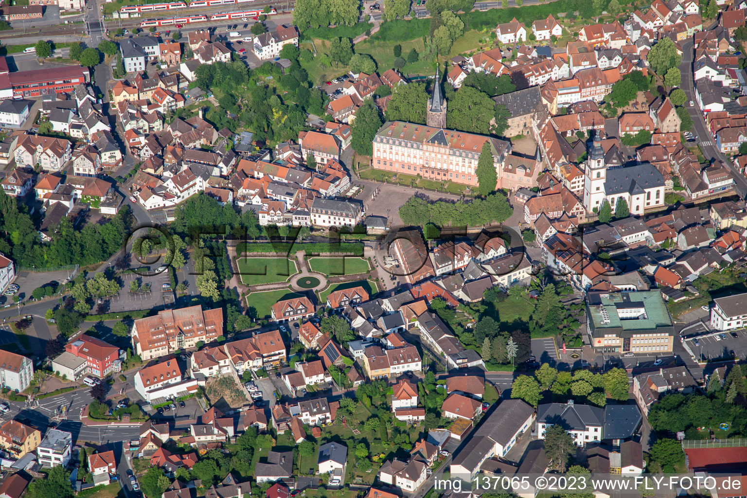 Vue aérienne de Château Erbach, jardin d'agrément Erbach et église de la ville Erbach depuis l'est à le quartier Lauerbach in Erbach dans le département Hesse, Allemagne