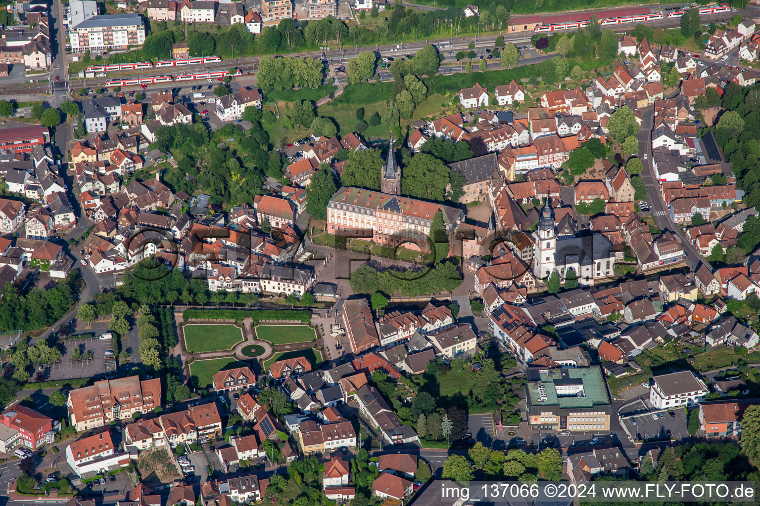 Vue aérienne de Château Erbach, jardin d'agrément Erbach et église de la ville Erbach depuis l'est à le quartier Lauerbach in Erbach dans le département Hesse, Allemagne