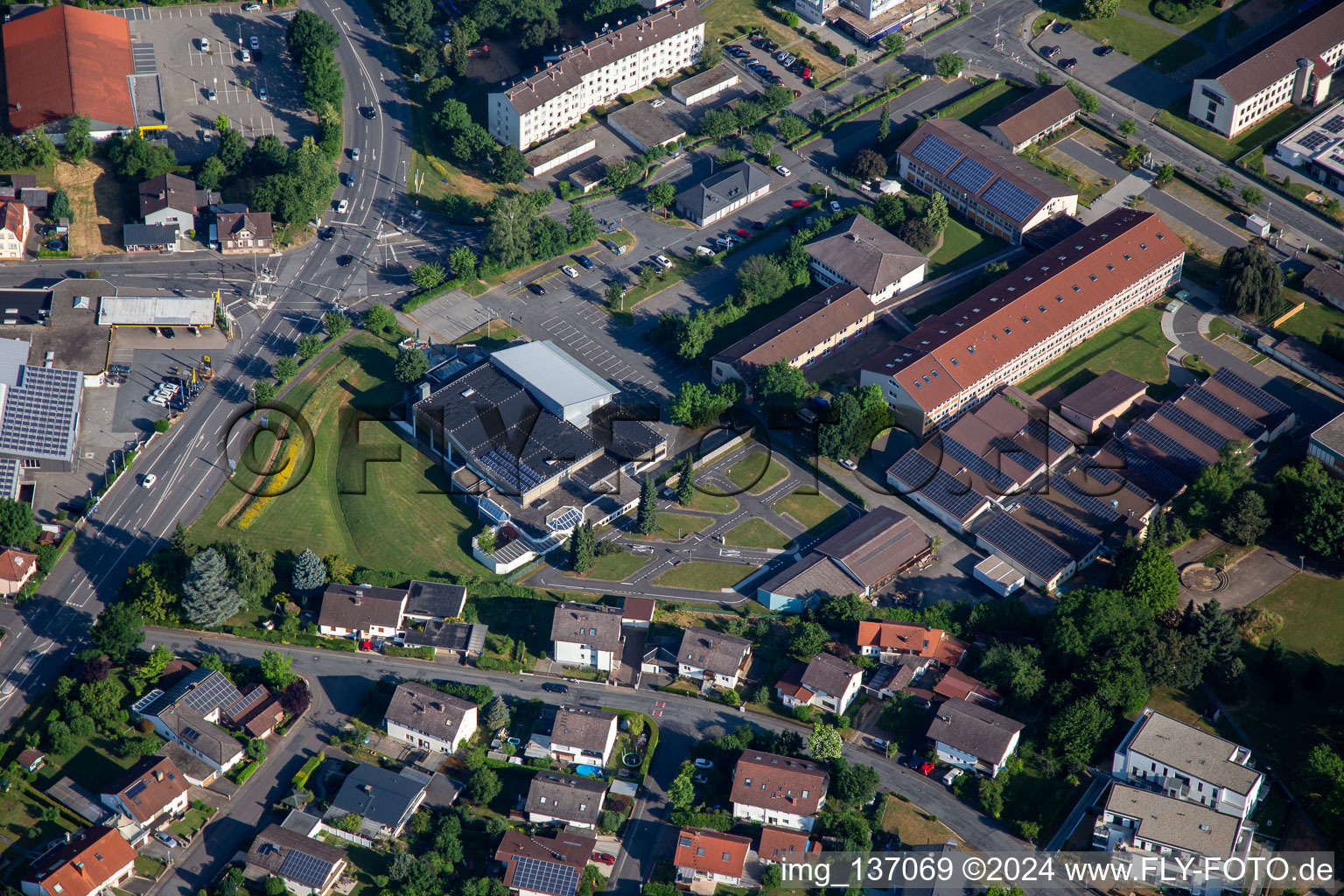 Vue aérienne de Piscine couverte d'Odenwald et centre scolaire professionnel d'Odenwaldkreis à le quartier Stockheim in Michelstadt dans le département Hesse, Allemagne