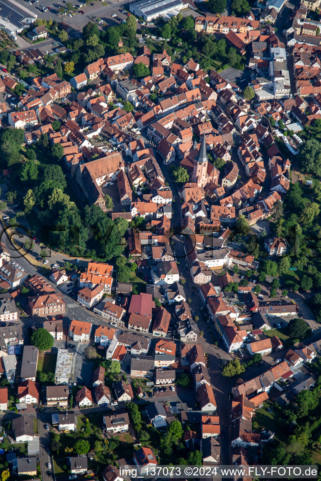 Vue aérienne de Vieille ville historique Braunstraße depuis S0 à Michelstadt dans le département Hesse, Allemagne